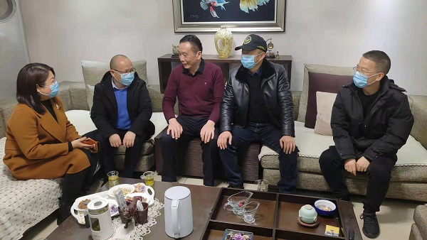 “情系退休老職工 走訪慰問暖人心”徽鹽地產(chǎn)集團(tuán)公司組織開展春節(jié)慰問活動