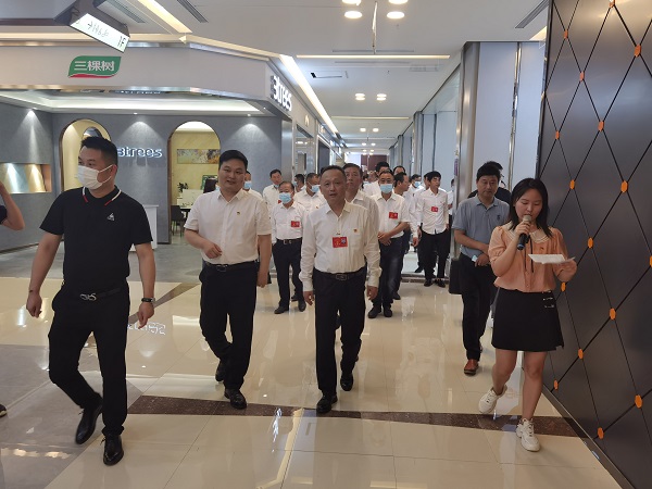 定遠(yuǎn)縣委書記鄒軍調(diào)研徽鹽地產(chǎn)定遠(yuǎn)項(xiàng)目紅星美凱龍商場