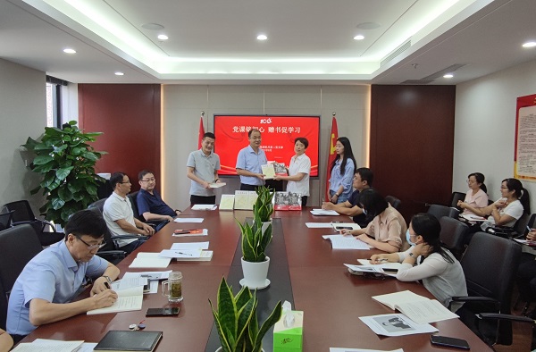 黨課銘初心，贈書促學(xué)習(xí)——徽鹽地產(chǎn)集團機關(guān)第二黨支部推動黨史學(xué)習(xí)教育再升溫